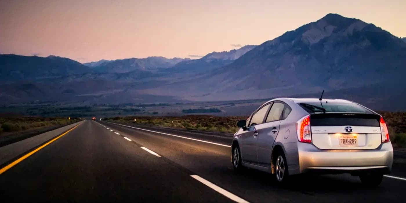 Hybride prêt pour le VTC sur une route du désert de l'Arizona au crépuscule