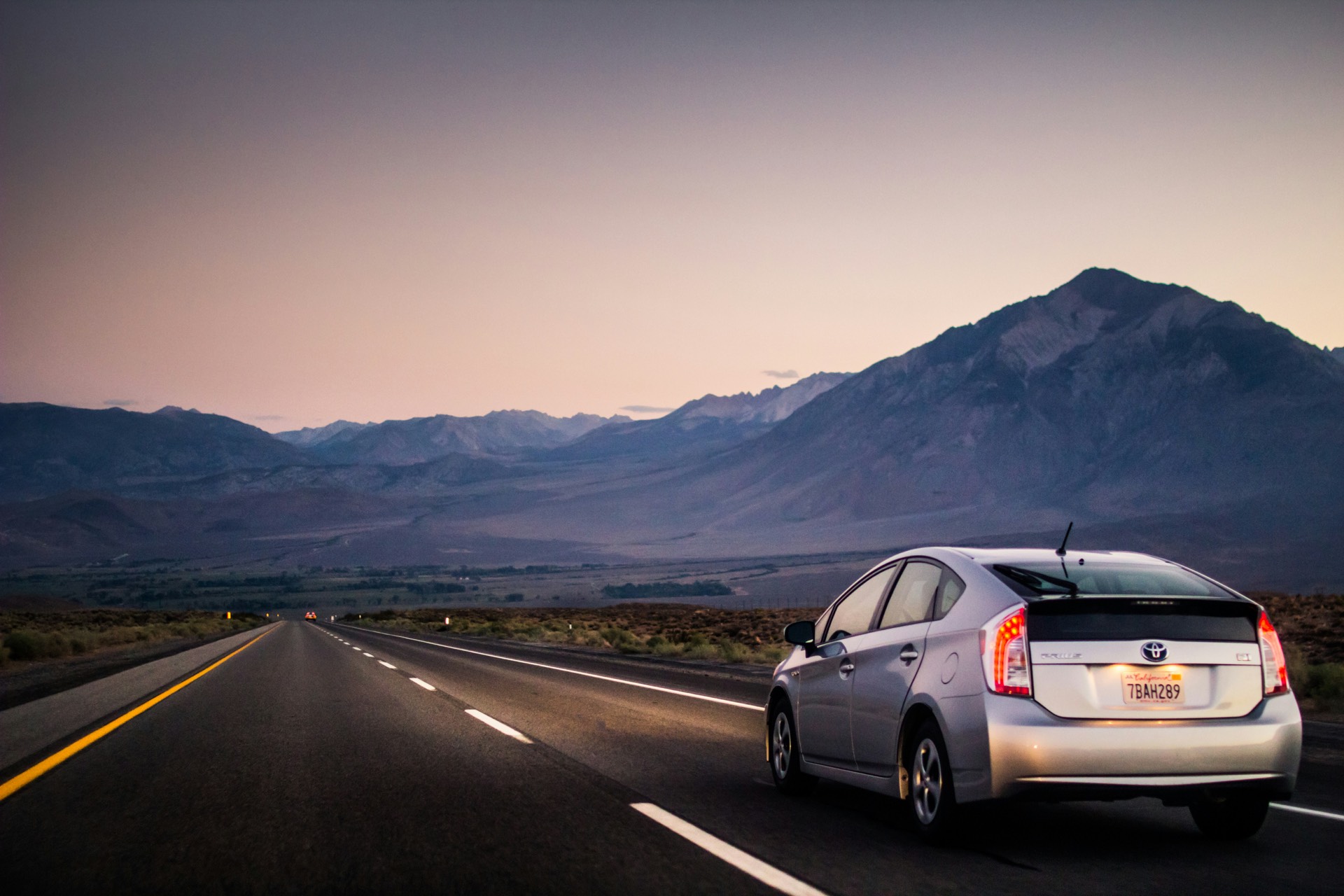Hybride prêt pour le VTC sur une route du désert de l'Arizona au crépuscule